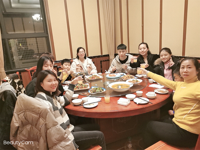 盛軍編織袋銷售一部舉辦年會聚餐活動(dòng)